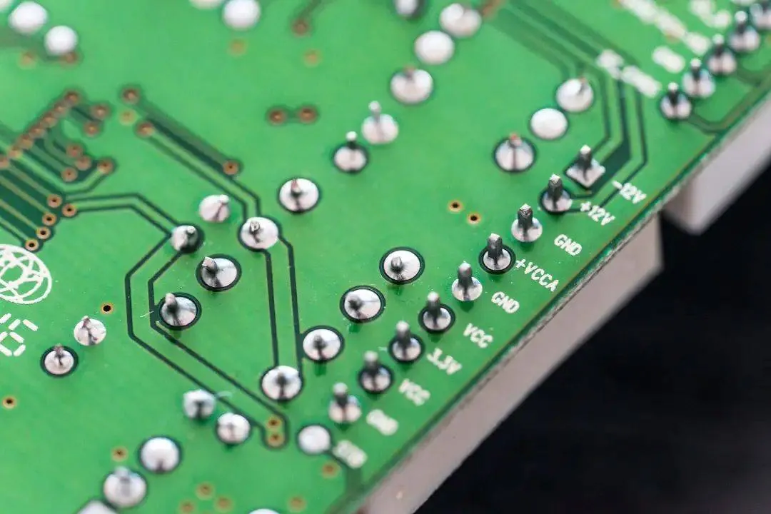 Oboustranně osazená DPS po pájení vlnou &ndash; elektrotechnická výroba